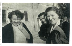 Nel 1949 a Puianello con la moglie del dottor Aldo Muratori (a destra) e la domestica.